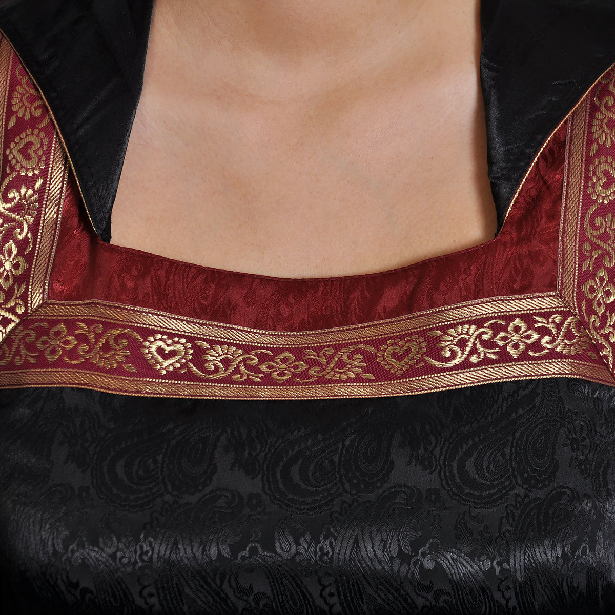 Produktbild Mittelalter Kleid Otilia mit Zipfelkapuze schwarz-bordeaux