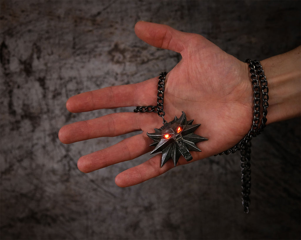 Produktbild Witcher - Wild Hunt Medaillon mit LED Augen