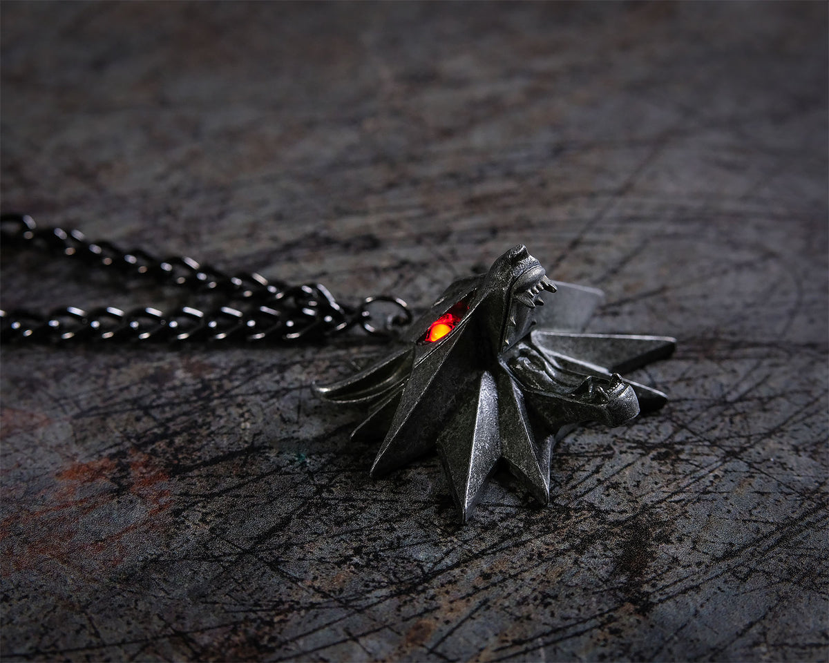 Produktbild Witcher - Wild Hunt Medaillon mit LED Augen