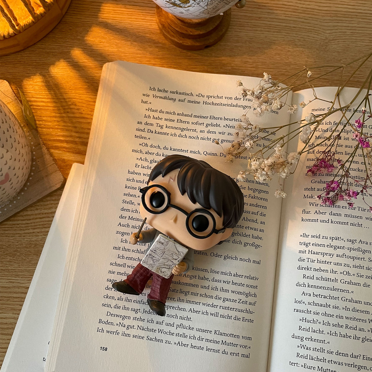 Produktbild Harry Potter mit Karte des Rumtreibers Funko Pop Figur