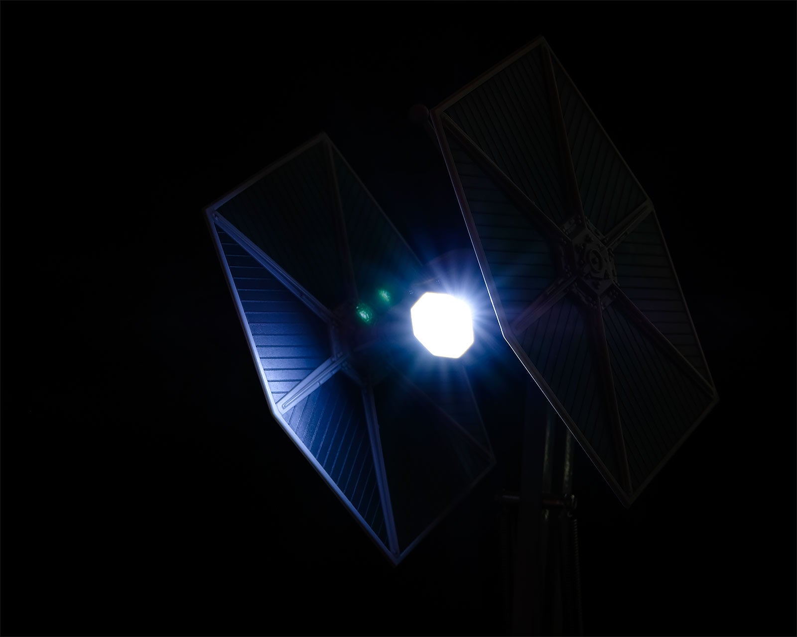 Produktbild Star Wars - Tie Fighter Tischlampe