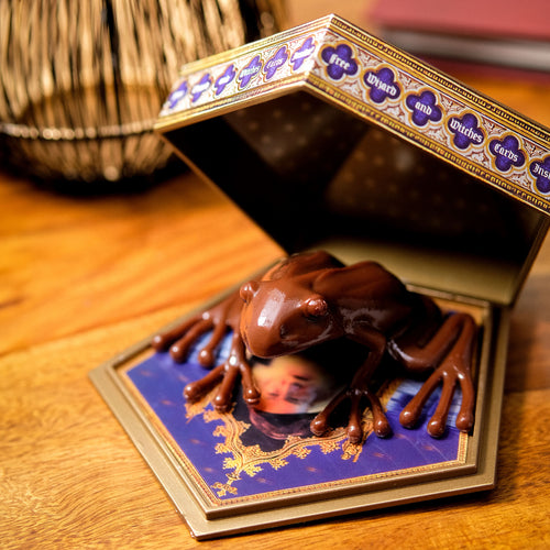 Produktbild Schokofrosch Figur mit Sammelkarte - Harry Potter Replik