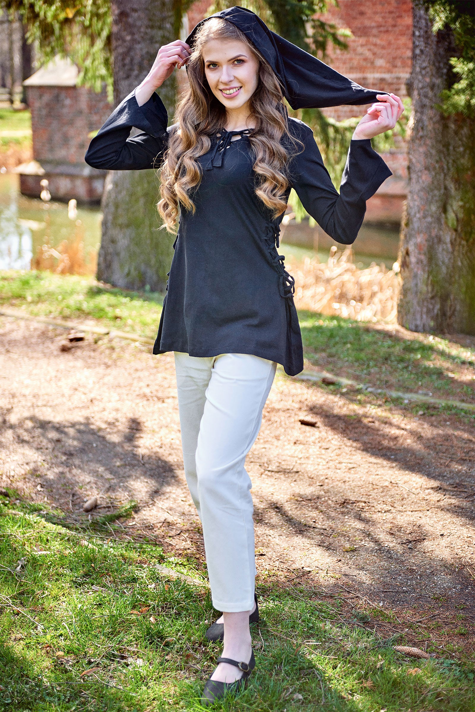 Produktbild Mittelalter Bluse Lea mit Kapuze schwarz