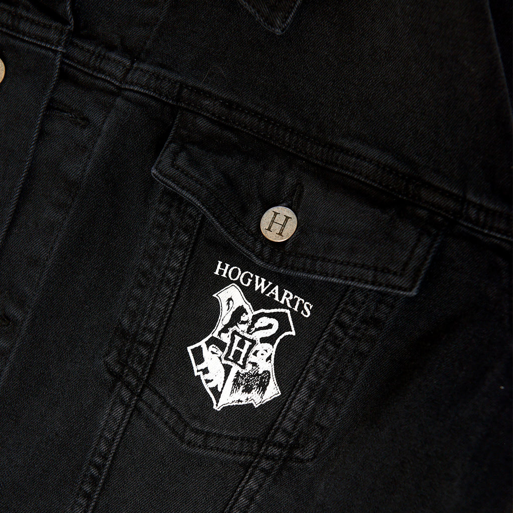 Produktbild Harry Potter - Hogwarts Wappen Jeansjacke schwarz