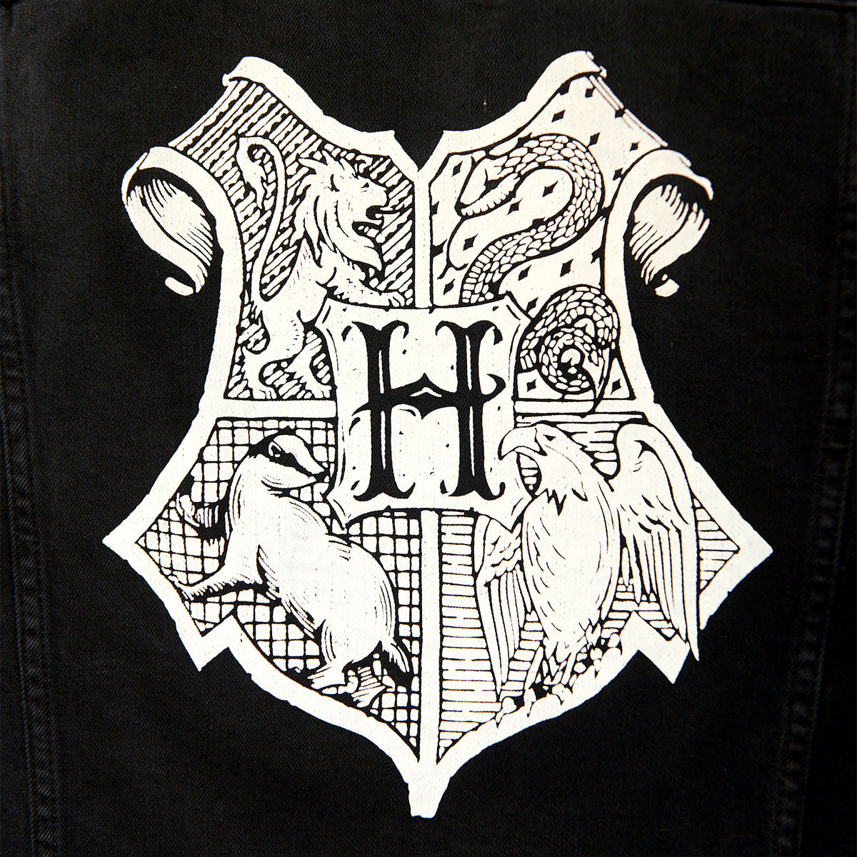 Produktbild Harry Potter - Hogwarts Wappen Jeansjacke schwarz