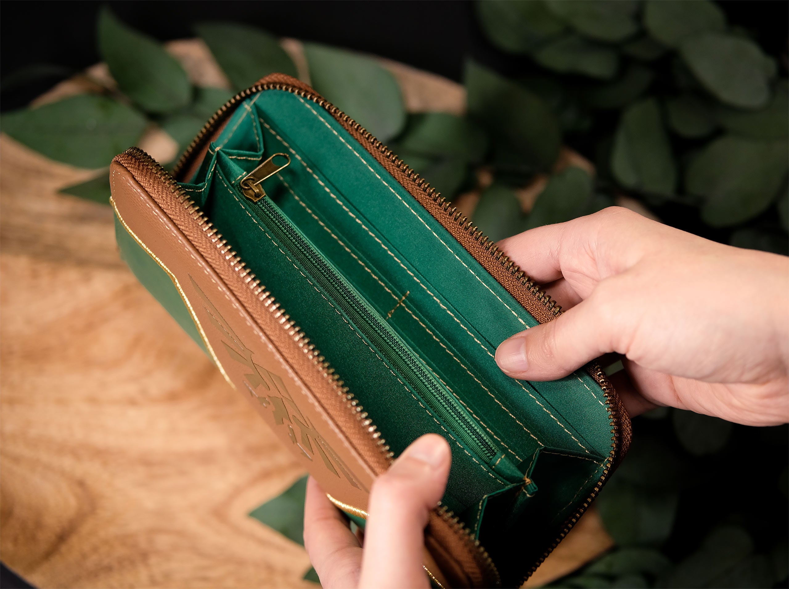 Produktbild Zelda - Hyrule Logo Geldbörse grün-braun