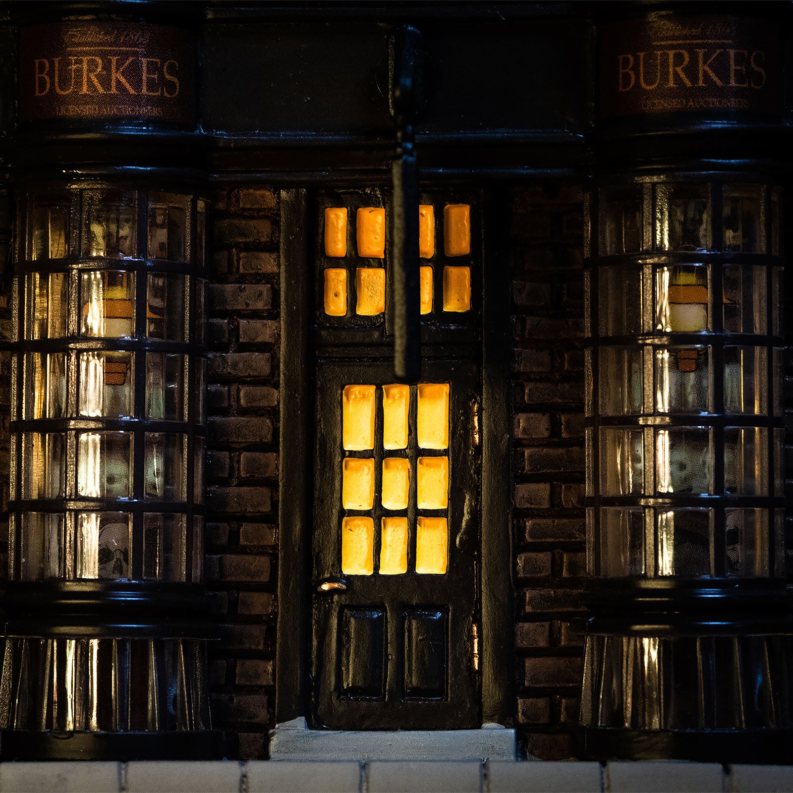 Produktbild Borgin & Burkes Shop Miniatur Replik mit Beleuchtung - Harry Potter