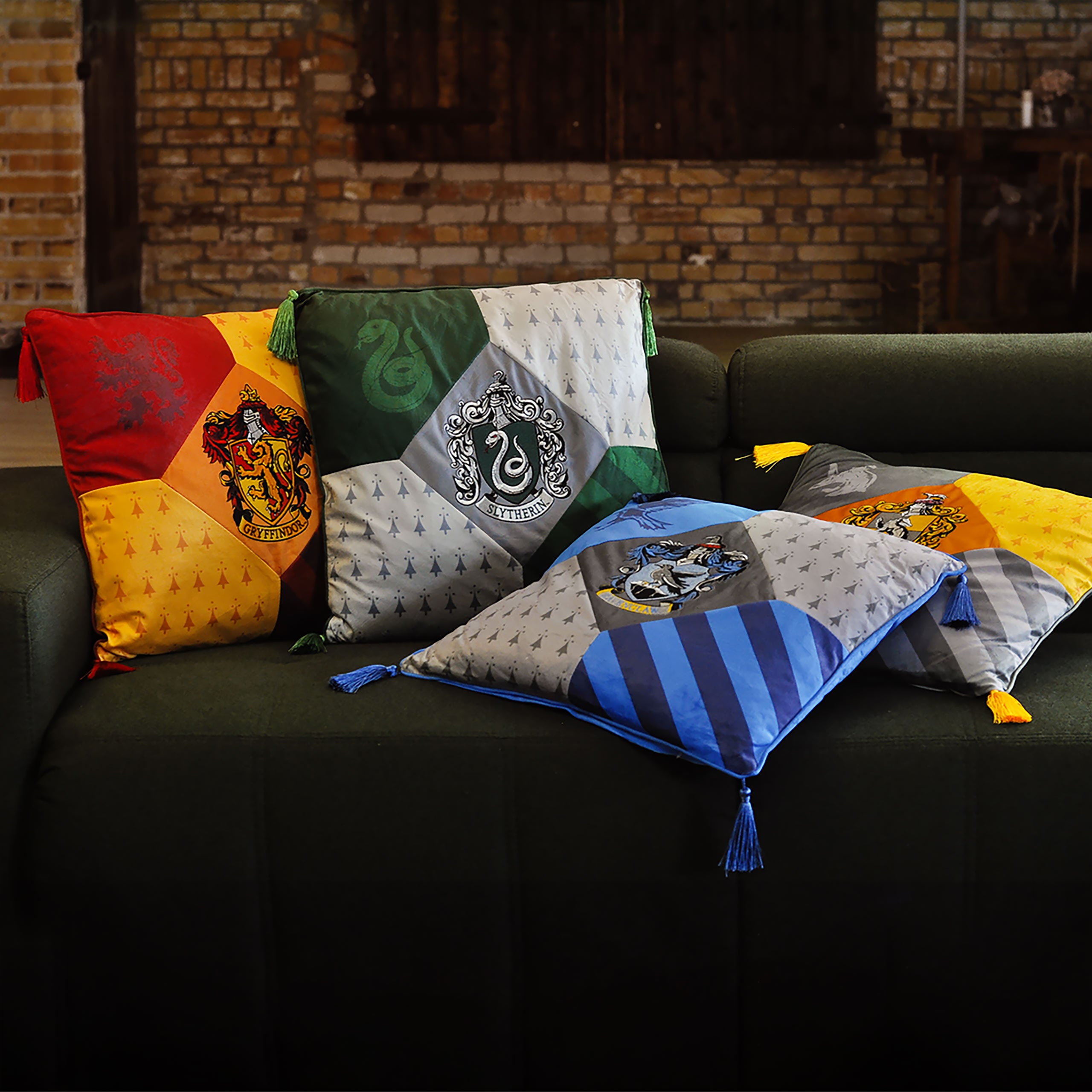 Produktbild Harry Potter - Hufflepuff Kissen mit Quasten deluxe