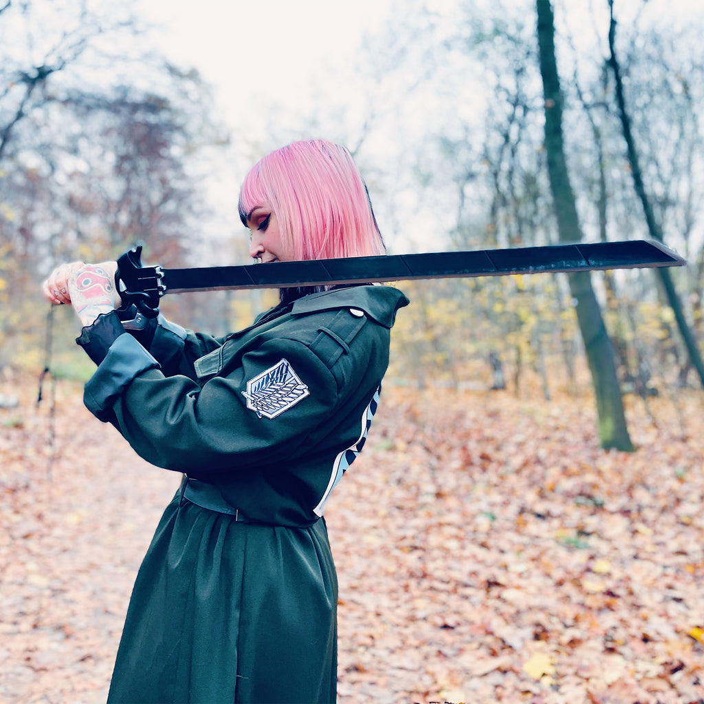 Produktbild Halbklingen-Schwert Replik mit Scheide für Attack on Titan Fans