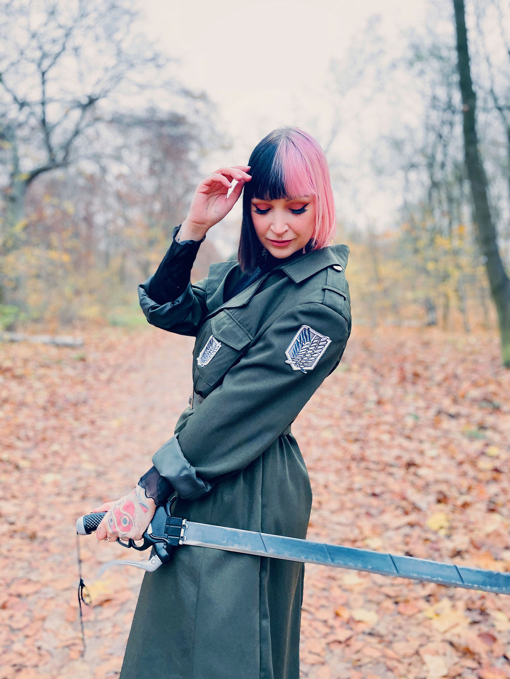 Produktbild Halbklingen-Schwert Replik mit Scheide für Attack on Titan Fans