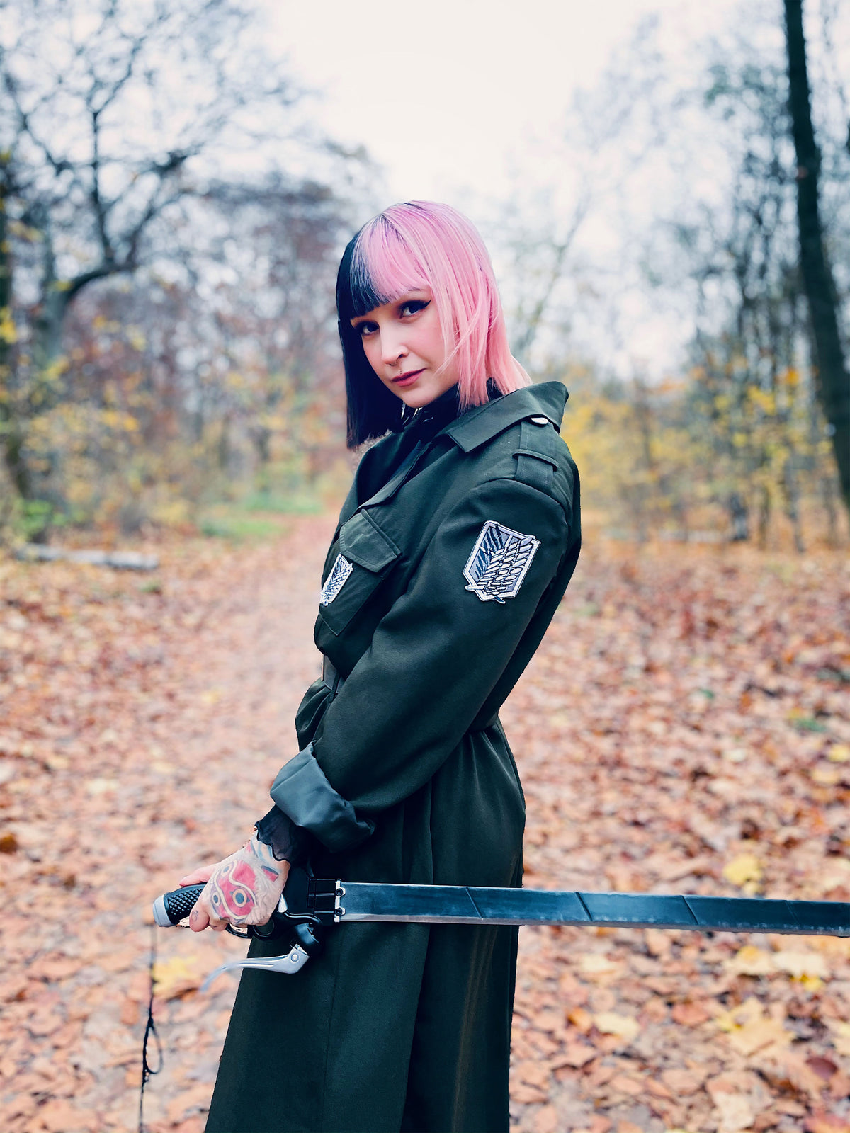 Produktbild Halbklingen-Schwert Replik mit Scheide für Attack on Titan Fans