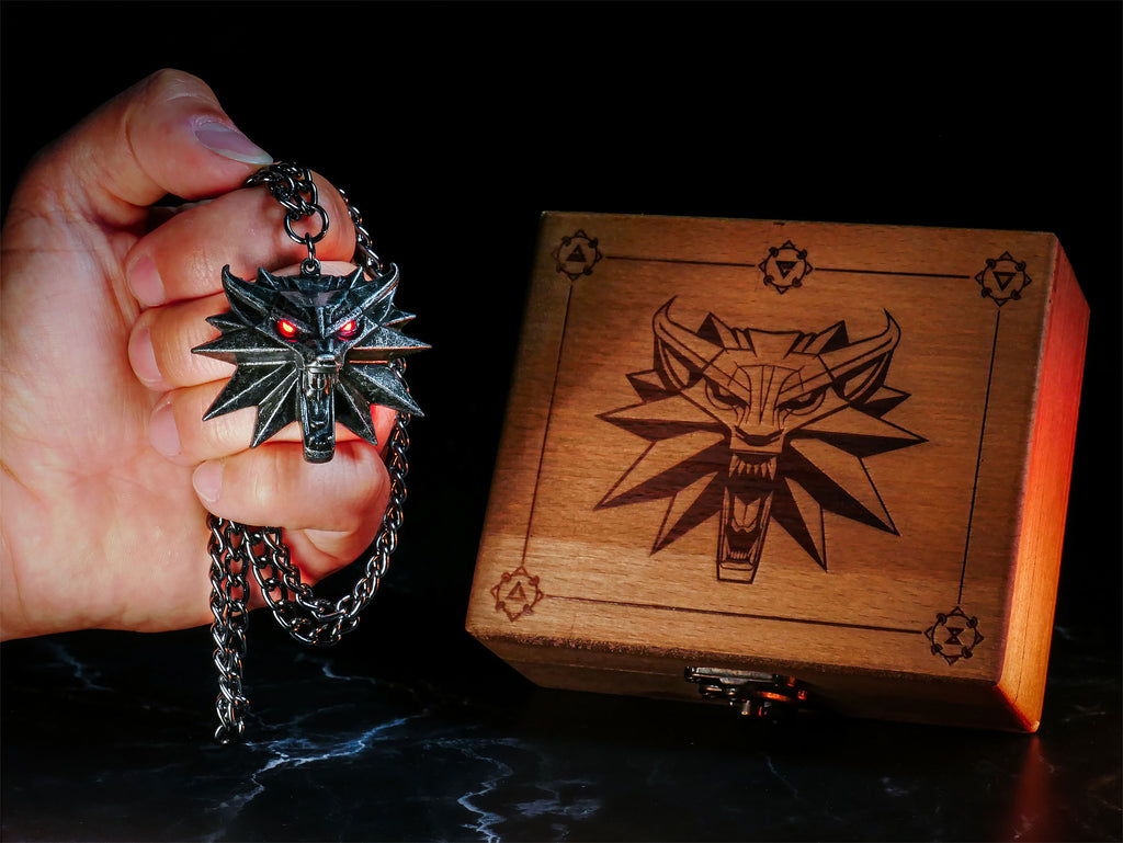 Produktbild Witcher - Wild Hunt Medaillon mit LED Augen in Geschenkbox