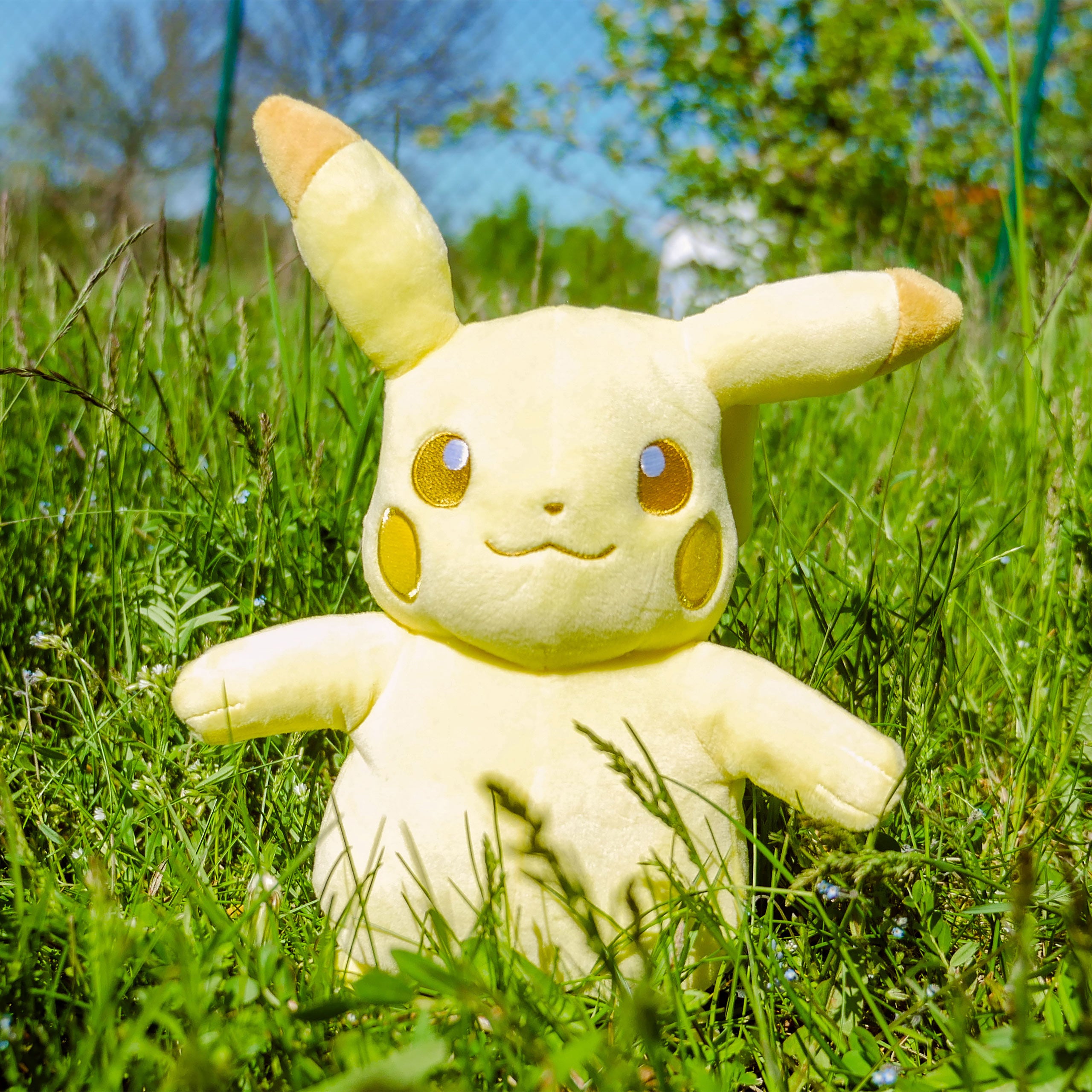 Produktbild Pokemon - Pikachu Monochrom Plüsch Figur 24 cm