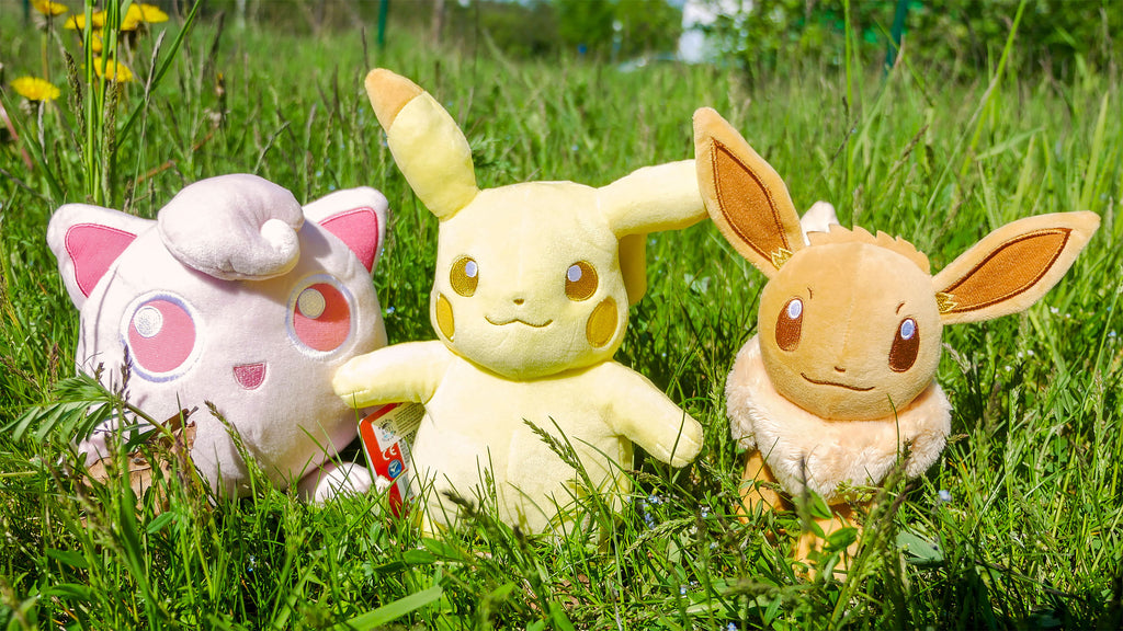 Produktbild Pokemon - Pikachu Monochrom Plüsch Figur 24 cm