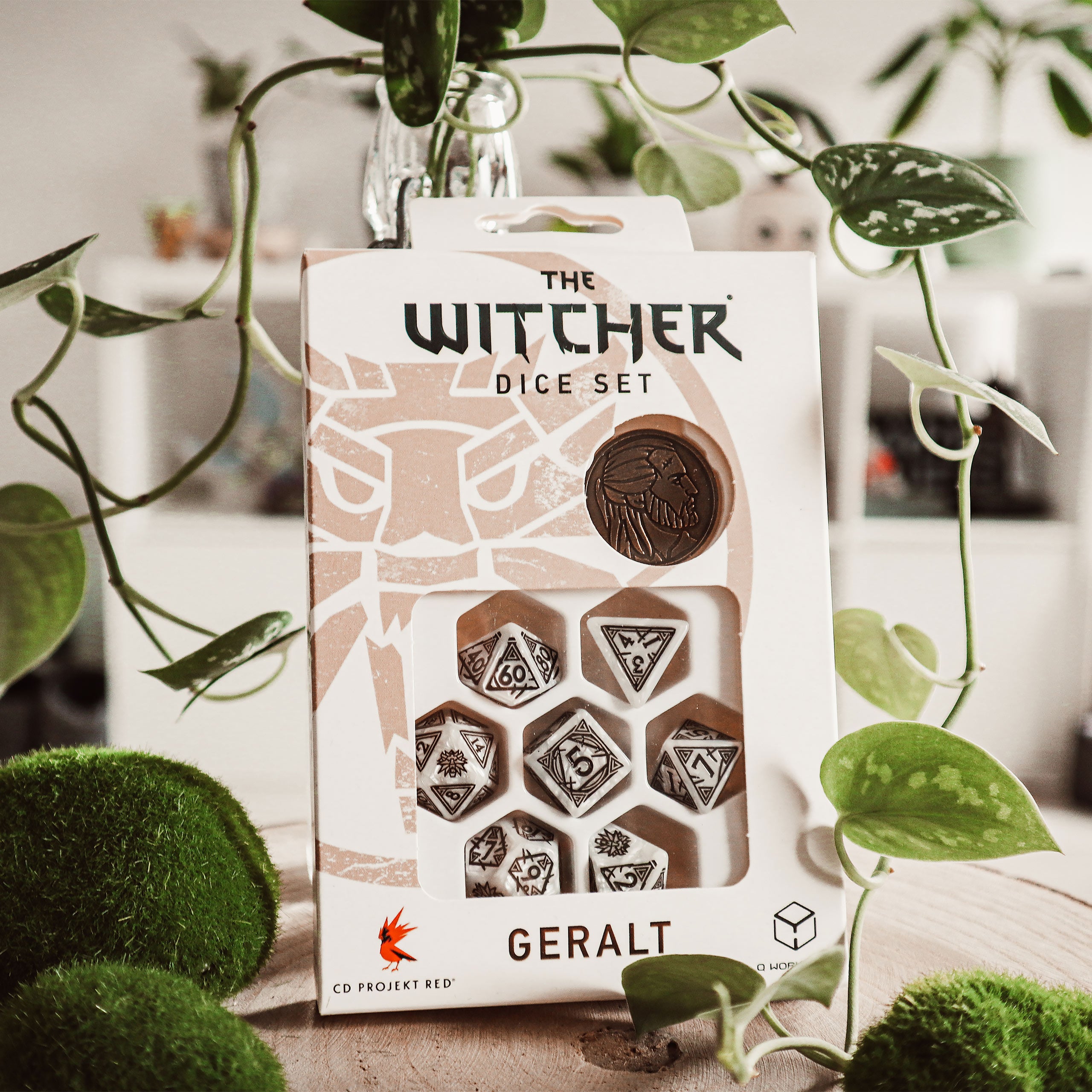 Produktbild Witcher - Geralt White Wolf RPG Würfel Set 7tlg mit Sammlermünze