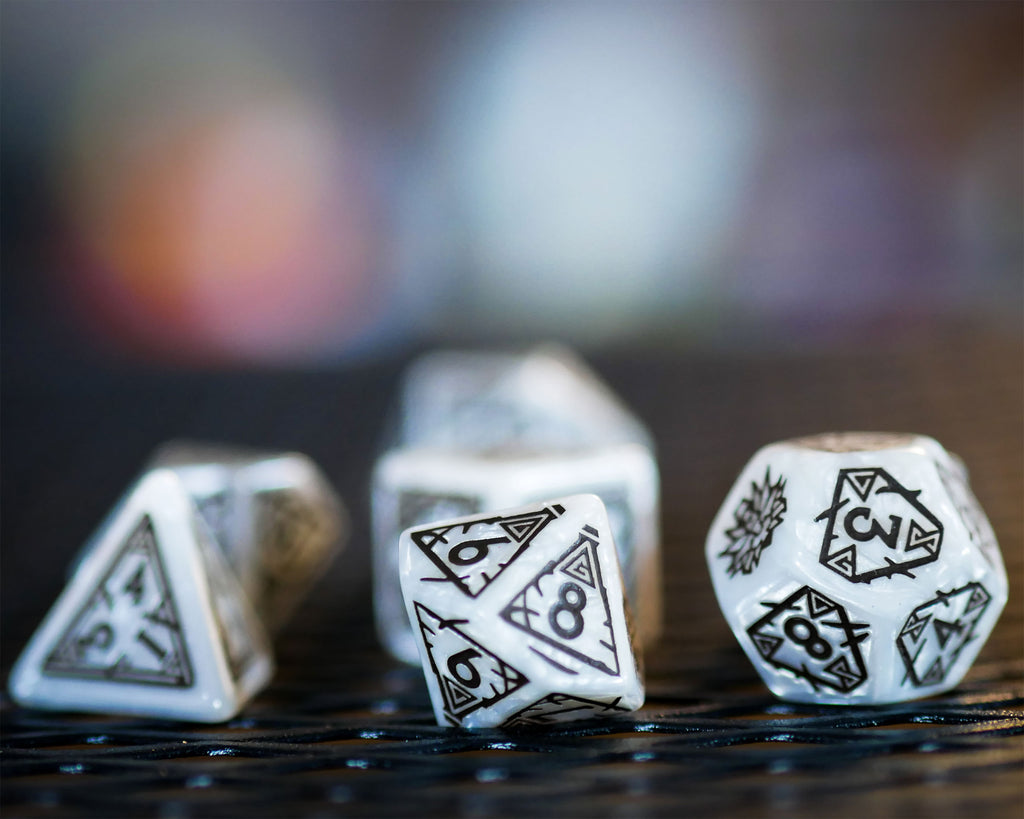 Produktbild Witcher - Geralt White Wolf RPG Würfel Set 7tlg mit Sammlermünze