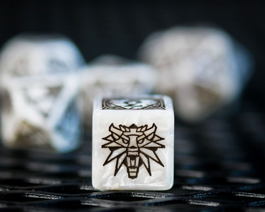 Produktbild Witcher - Geralt White Wolf RPG Würfel Set 7tlg mit Sammlermünze