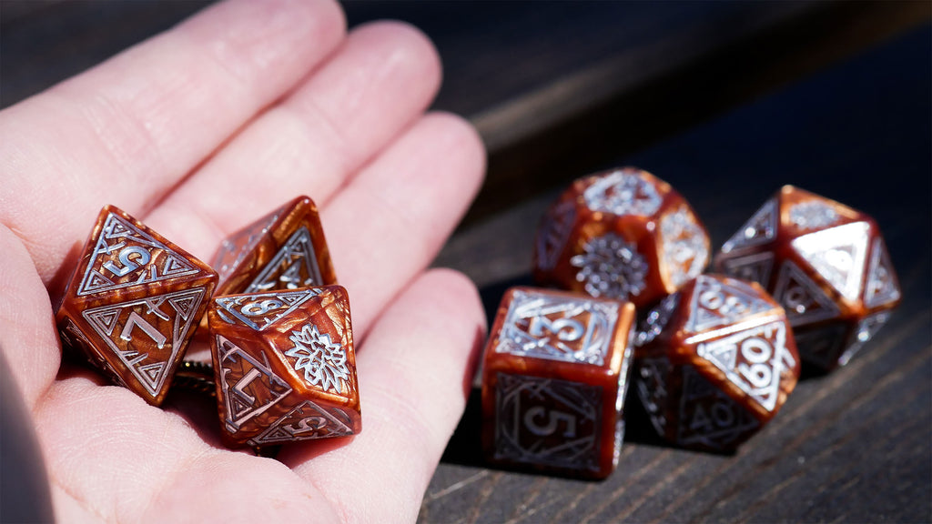 Produktbild Witcher - Geralt Monster Slayer RPG Würfel Set 7tlg mit Sammlermünze
