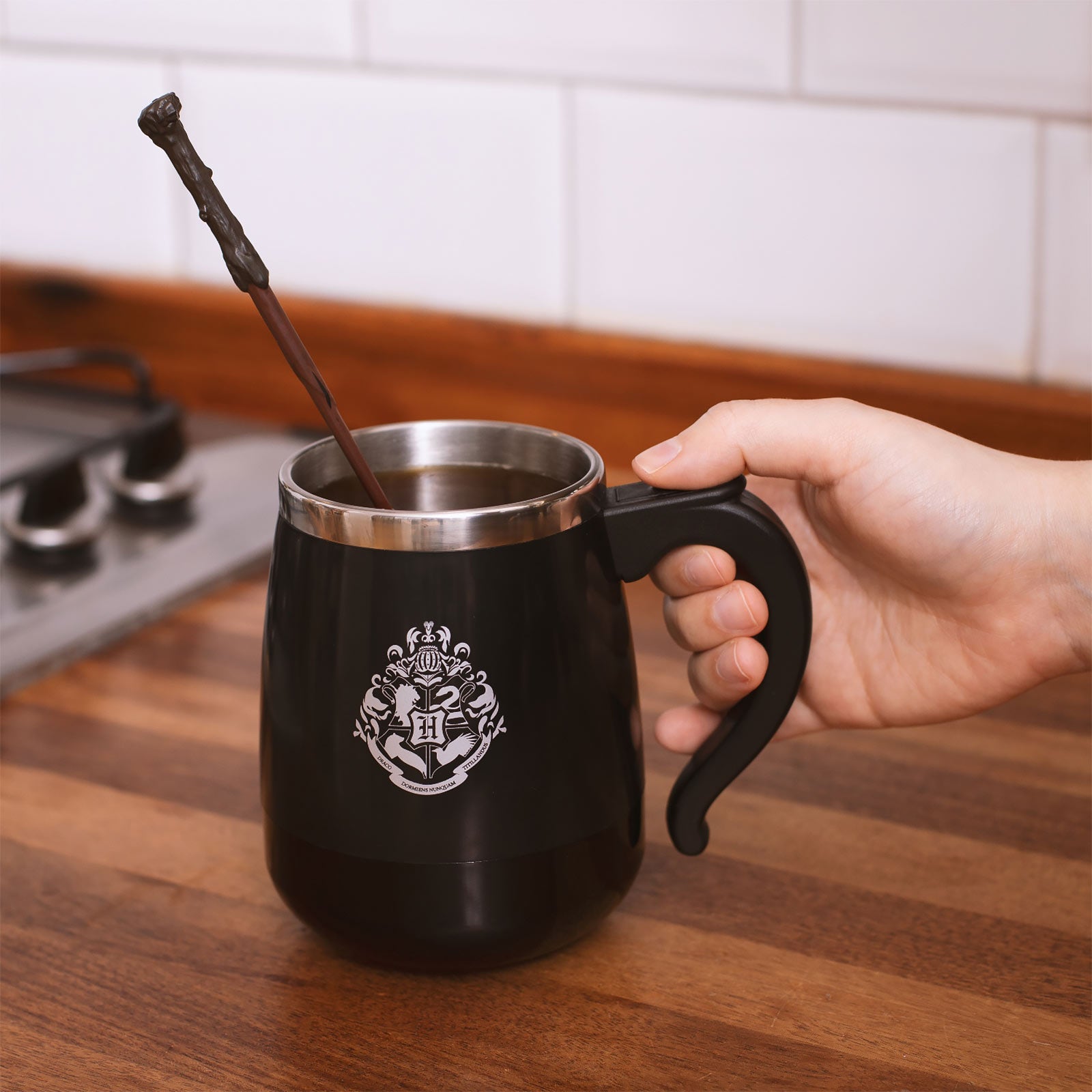 Produktbild Harry Potter - Hogwarts Tasse mit Rührfunktion und Zauberstab