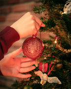 Produktbild Harry Potter - Hogwarts Wappen Weihnachtskugel mit Schnatz Kette