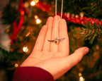 Produktbild Harry Potter - Hogwarts Wappen Weihnachtskugel mit Schnatz Kette
