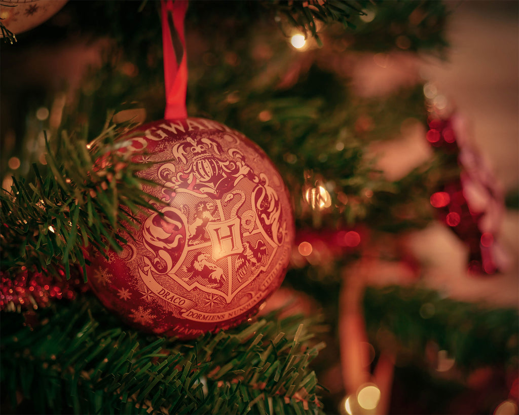 Produktbild Harry Potter - Hogwarts Wappen Weihnachtskugel mit Schnatz Kette