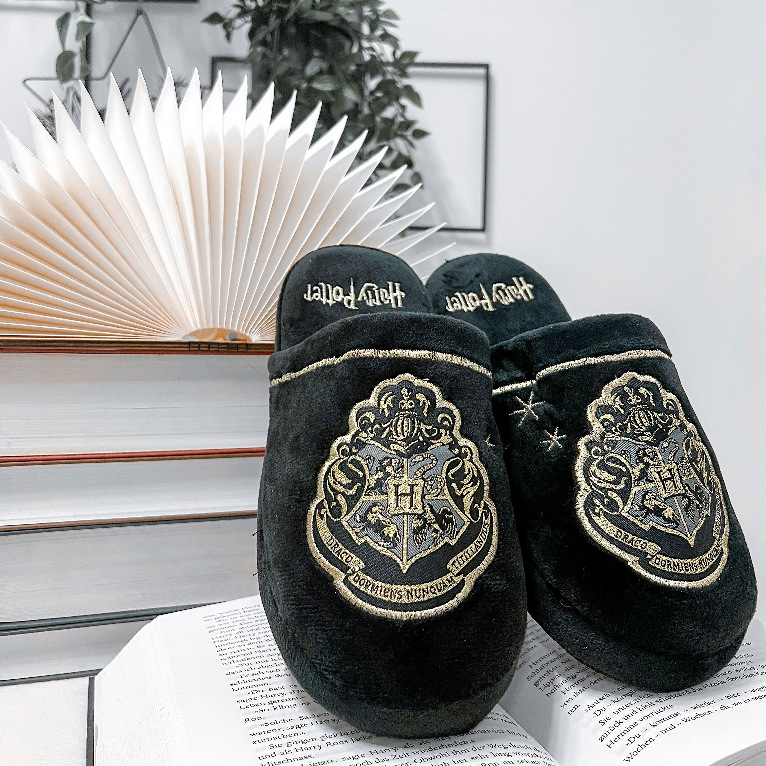 Produktbild Harry Potter - Hogwarts Wappen Plüsch Pantoffeln