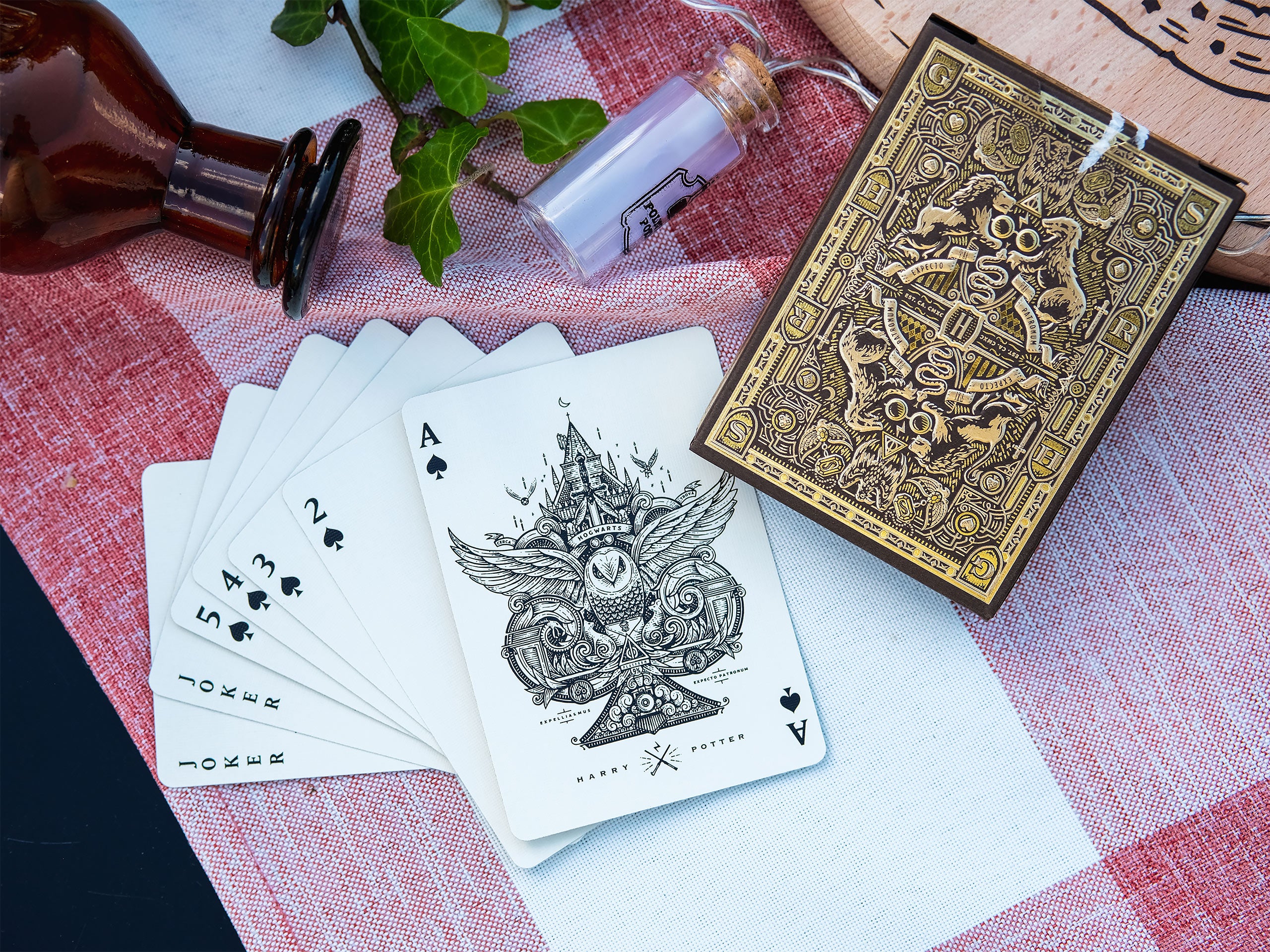 Produktbild Harry Potter - Hufflepuff Kartenspiel Deluxe Edition