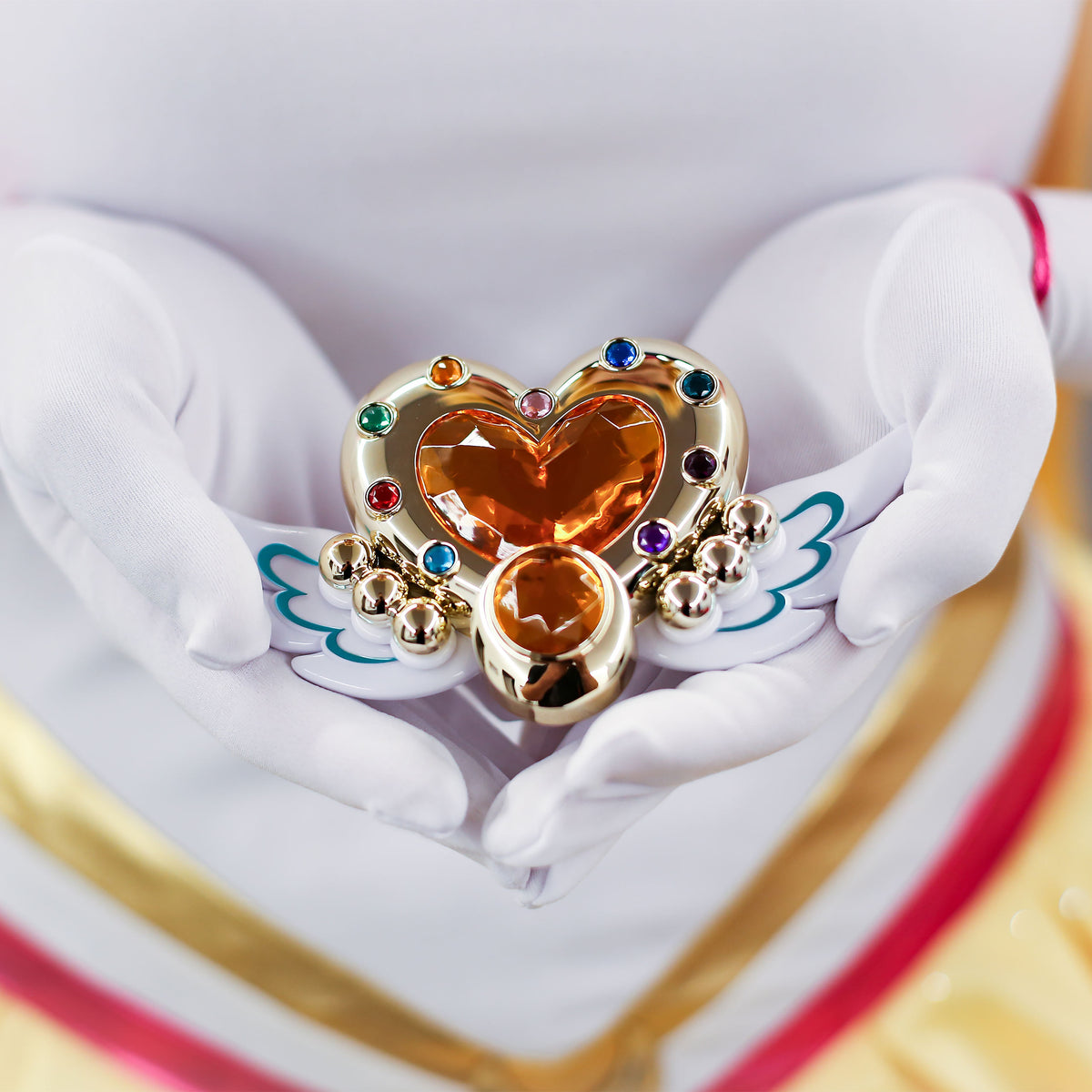 Produktbild Sailor Moon - Cosmos Eternal Moon Verwandlungsbrosche mit Licht- und Soundeffekten