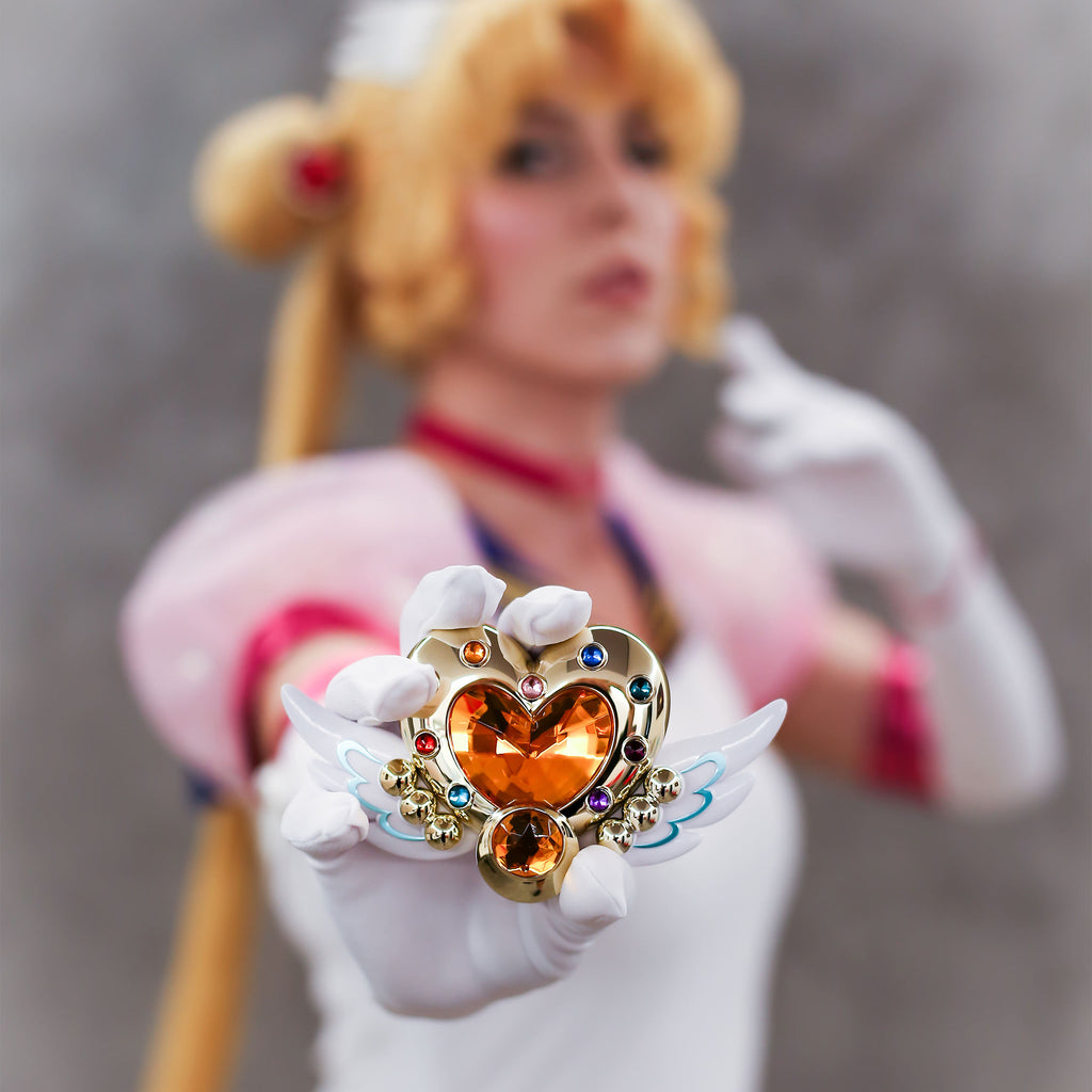 Produktbild Sailor Moon - Cosmos Eternal Moon Verwandlungsbrosche mit Licht- und Soundeffekten
