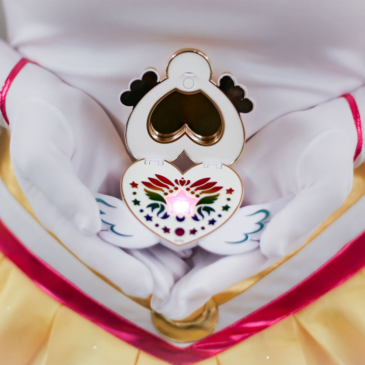 Produktbild Sailor Moon - Cosmos Eternal Moon Verwandlungsbrosche mit Licht- und Soundeffekten