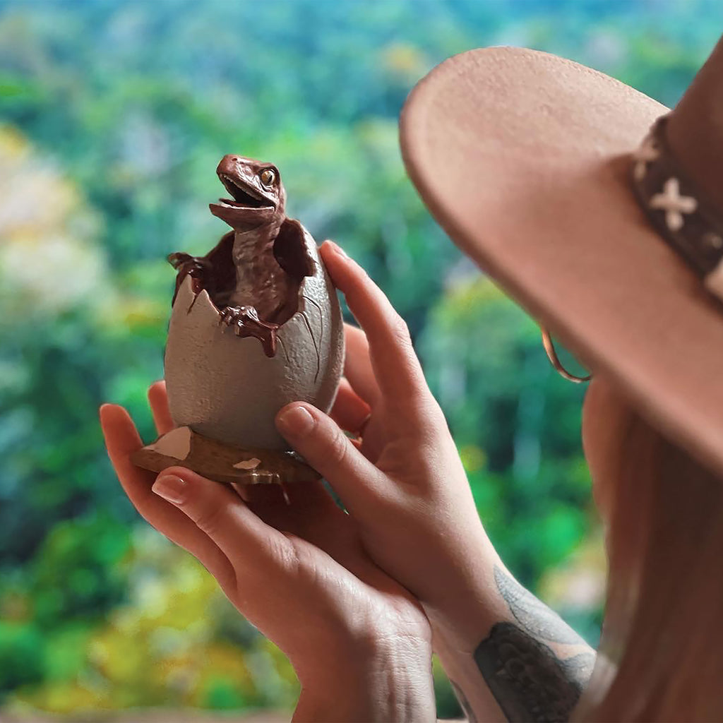 Produktbild Jurassic Park - Baby Velociraptor Egg Diorama Figur