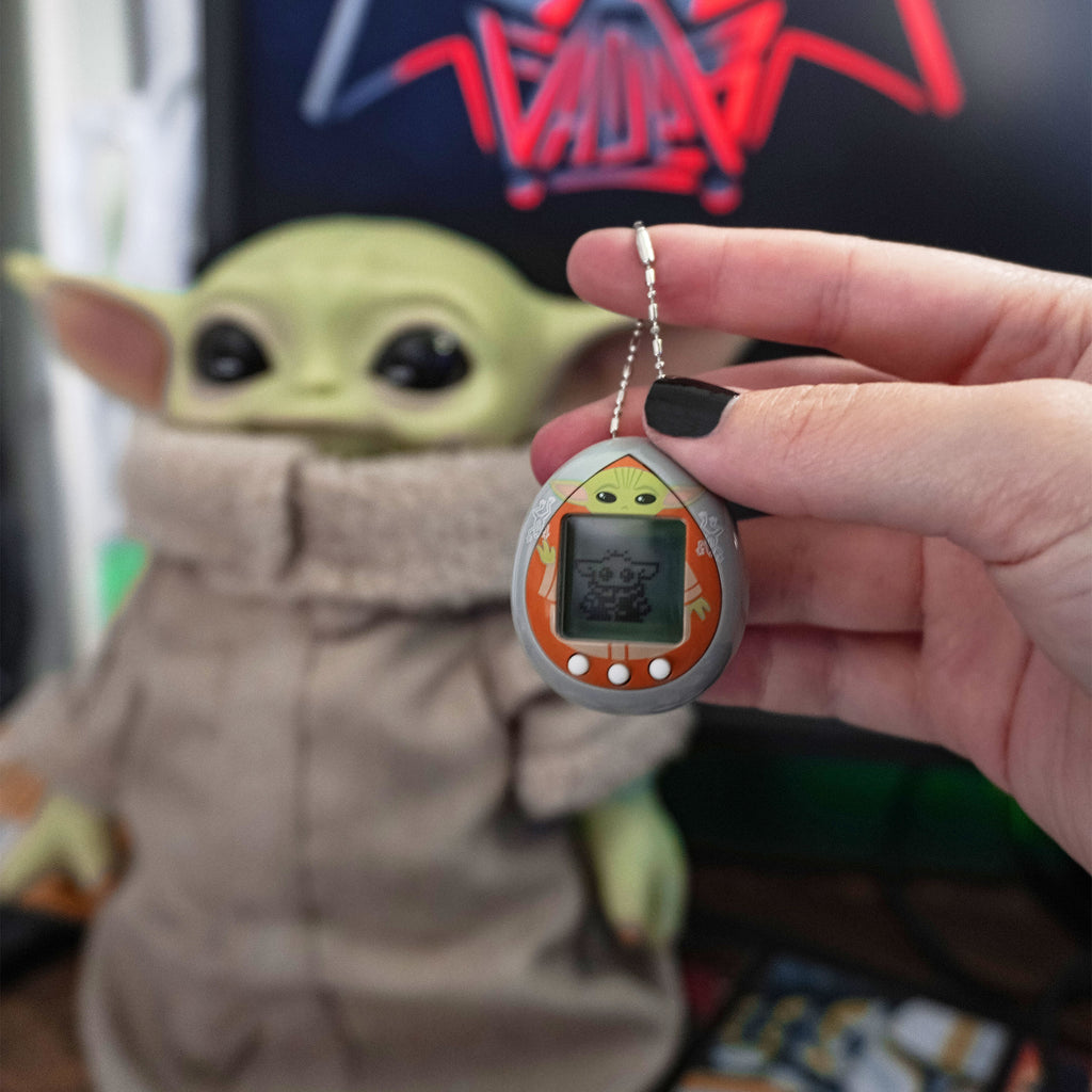 Produktbild Grogu Tamagotchi grau - Star Wars The Mandalorian