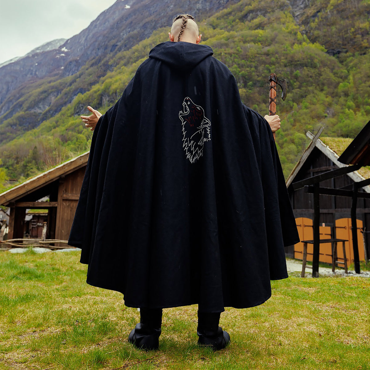 Produktbild Mittelalter Umhang Alpha mit Wolfsstickerei schwarz