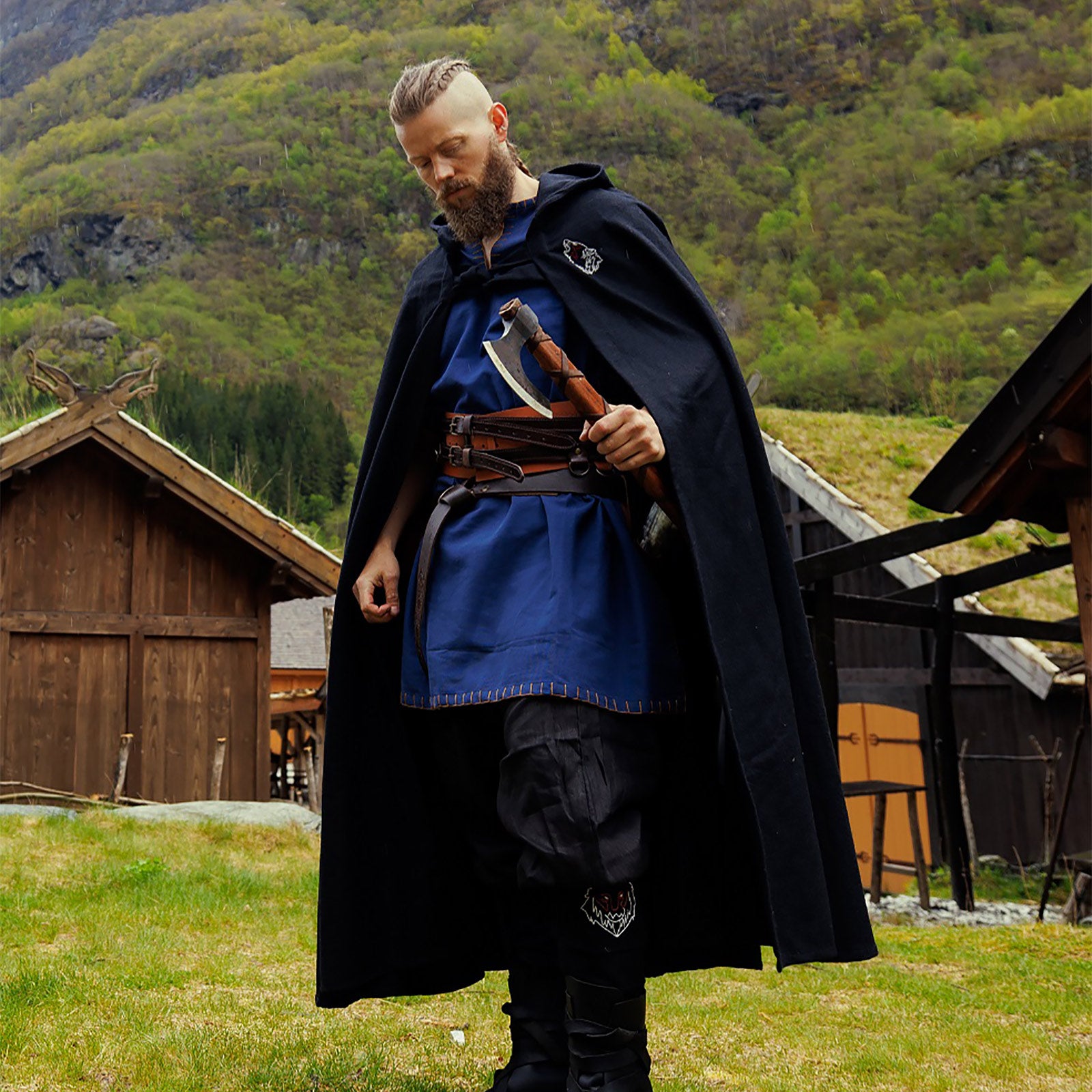 Produktbild Mittelalter Umhang Alpha mit Wolfsstickerei schwarz