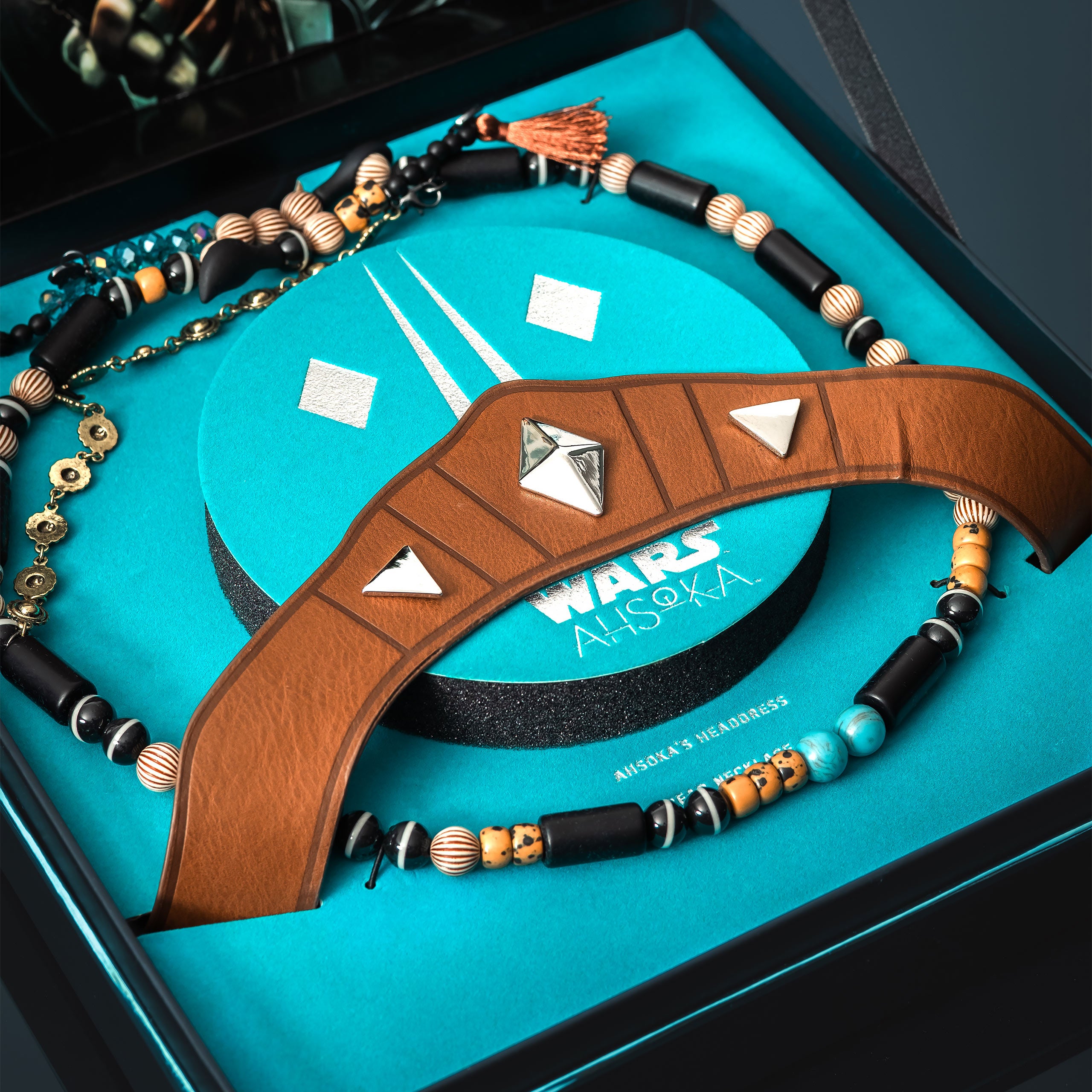 Produktbild Star Wars - Ahsoka Stirnband und Gürtelperlen Replik limitiert