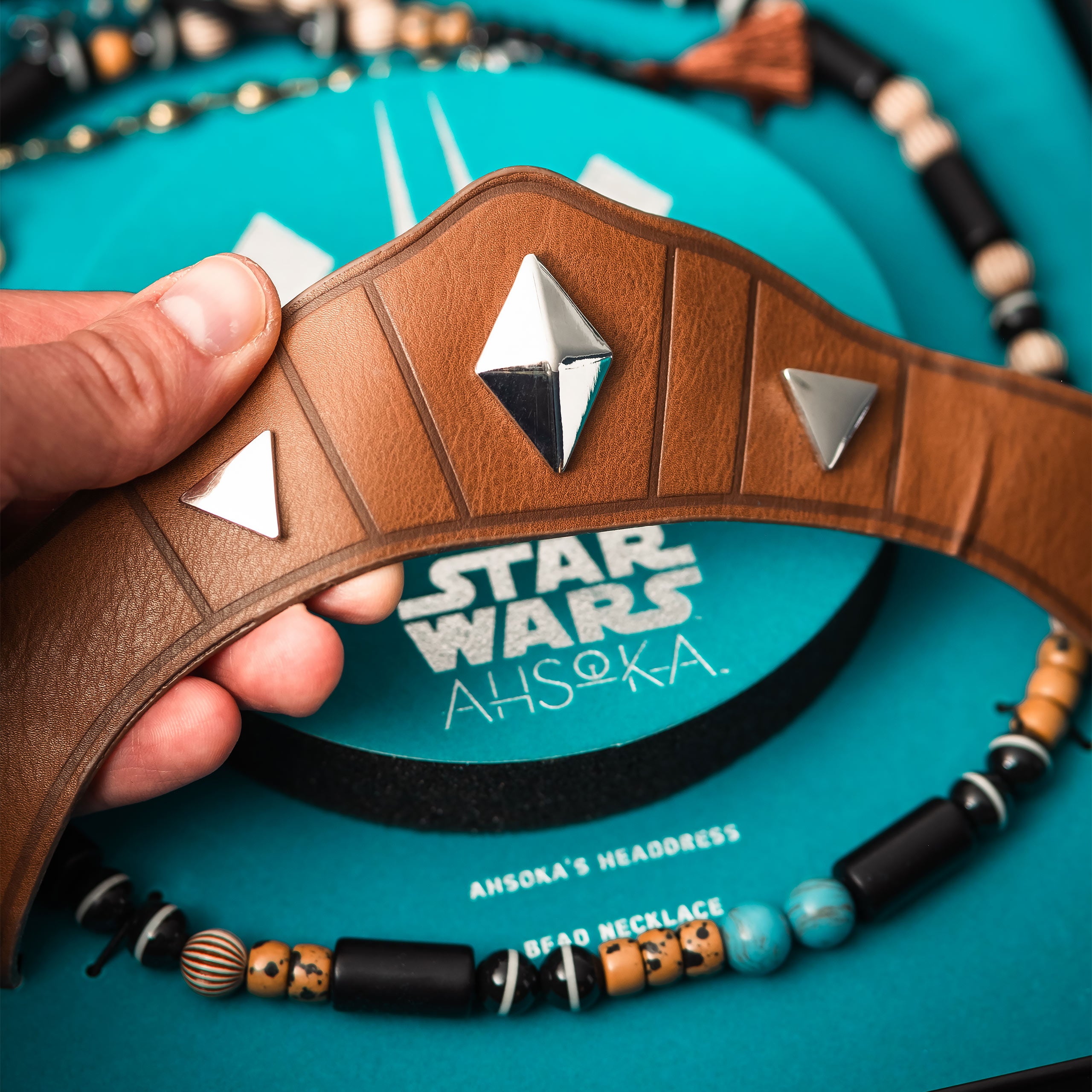 Produktbild Star Wars - Ahsoka Stirnband und Gürtelperlen Replik limitiert