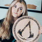 Produktbild Assassin's Creed - Valhalla Logo Schneidebrett Buche