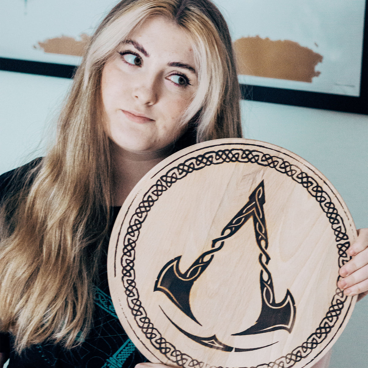 Produktbild Assassin's Creed - Valhalla Logo Schneidebrett Buche