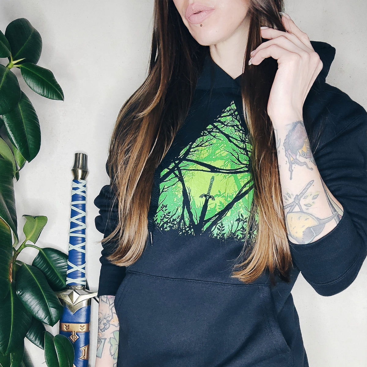 Produktbild Masterschwert im Wald Hoodie für Zelda Fans schwarz
