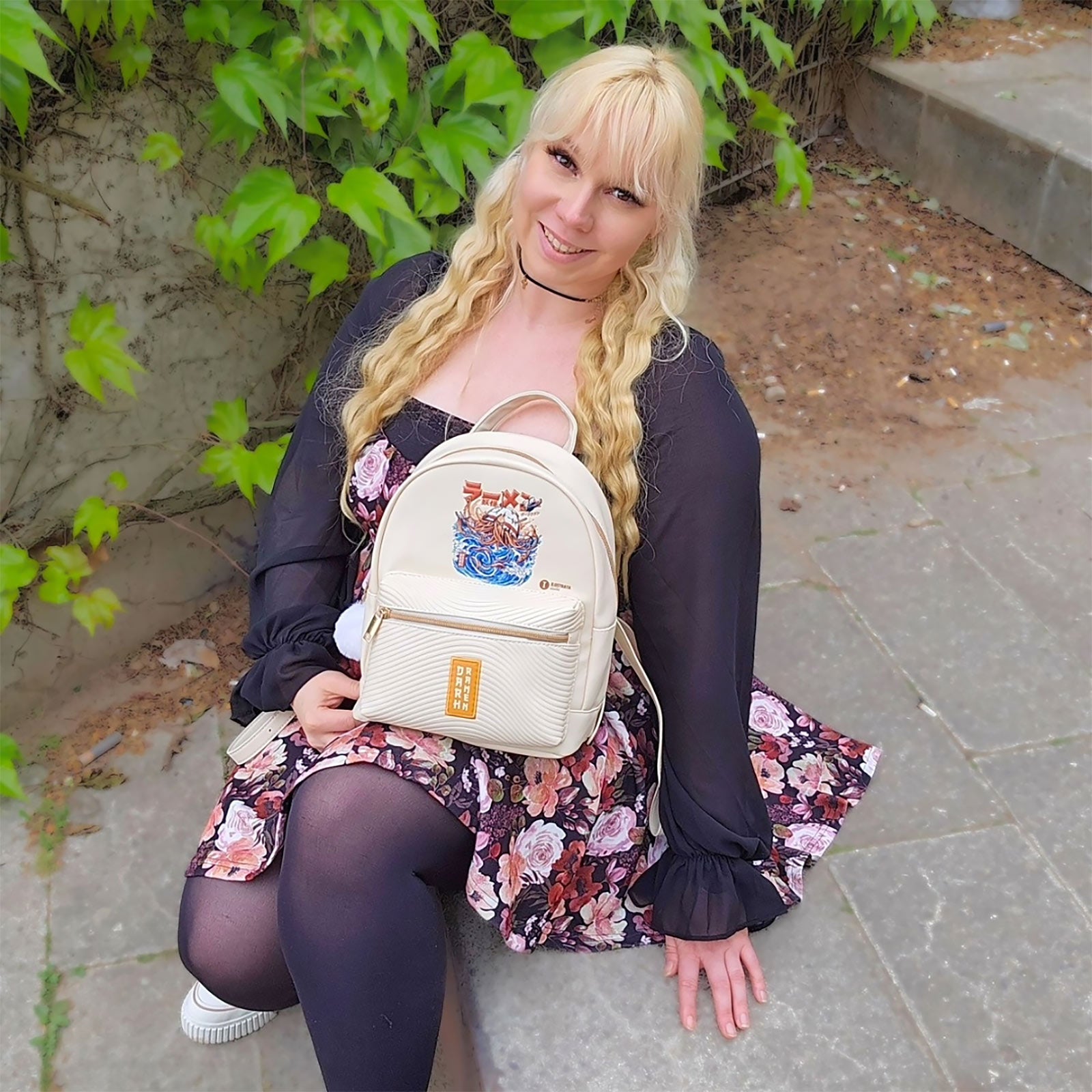 Produktbild Ilustrata - Dark Ramen Rucksack mit Pom Pom Anhänger beige