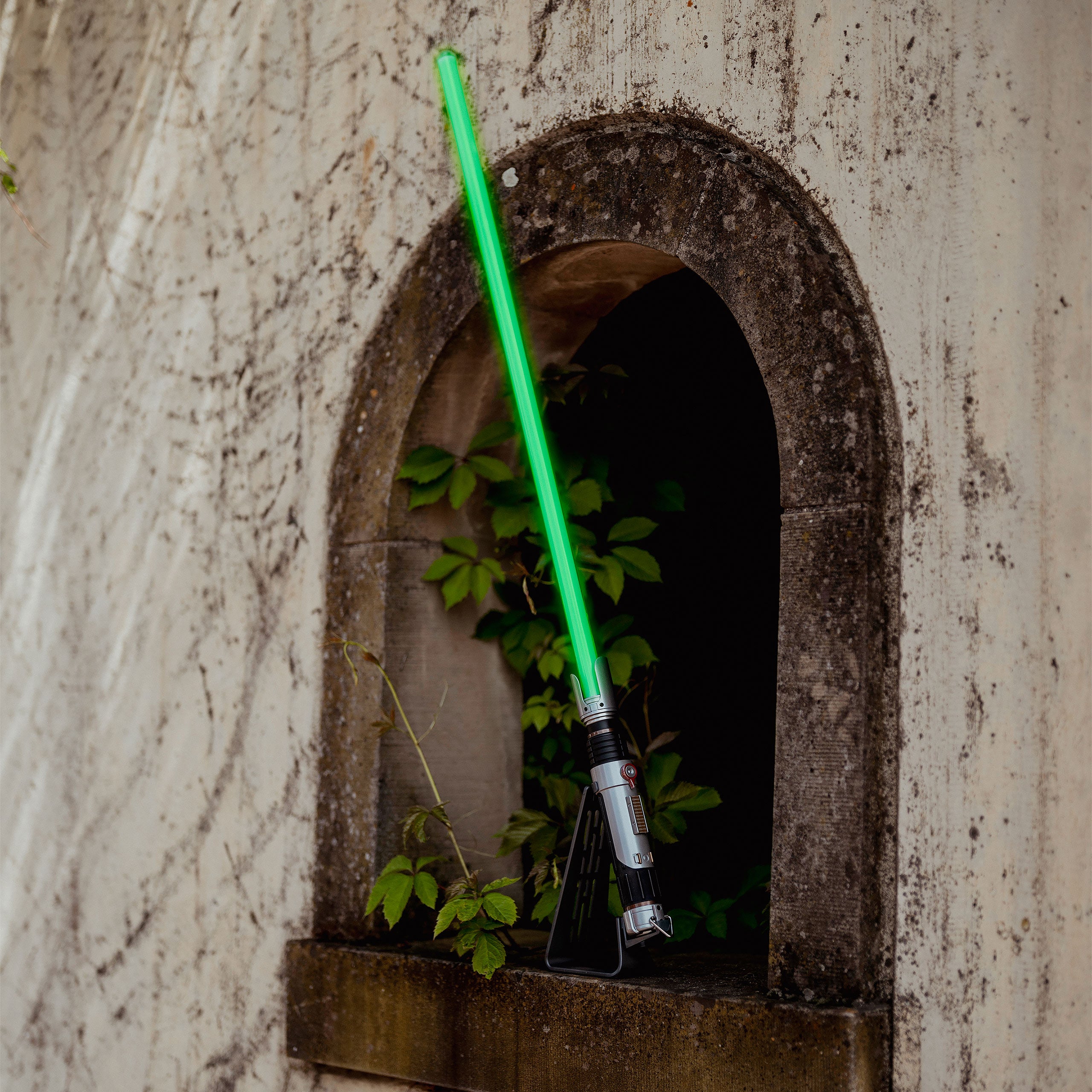 Produktbild Star Wars Ahsoka - Sabine Wren Force FX Elite Black Series Lichtschwert