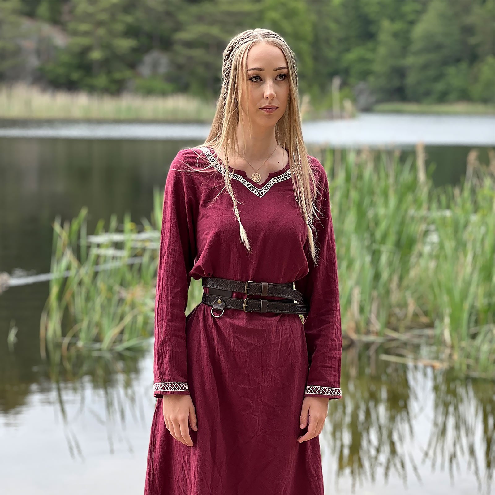 Produktbild Mittelalter Kleid mit Handstickerei rot