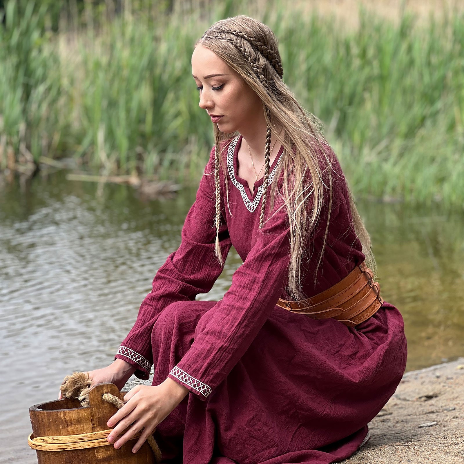 Produktbild Mittelalter Kleid mit Handstickerei rot
