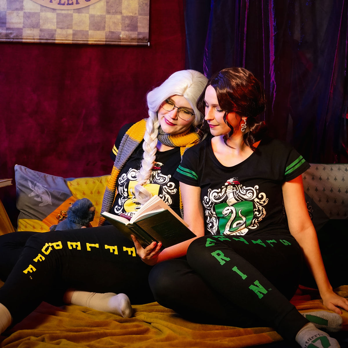Produktbild Hufflepuff Wappen Pyjama schwarz - Harry Potter