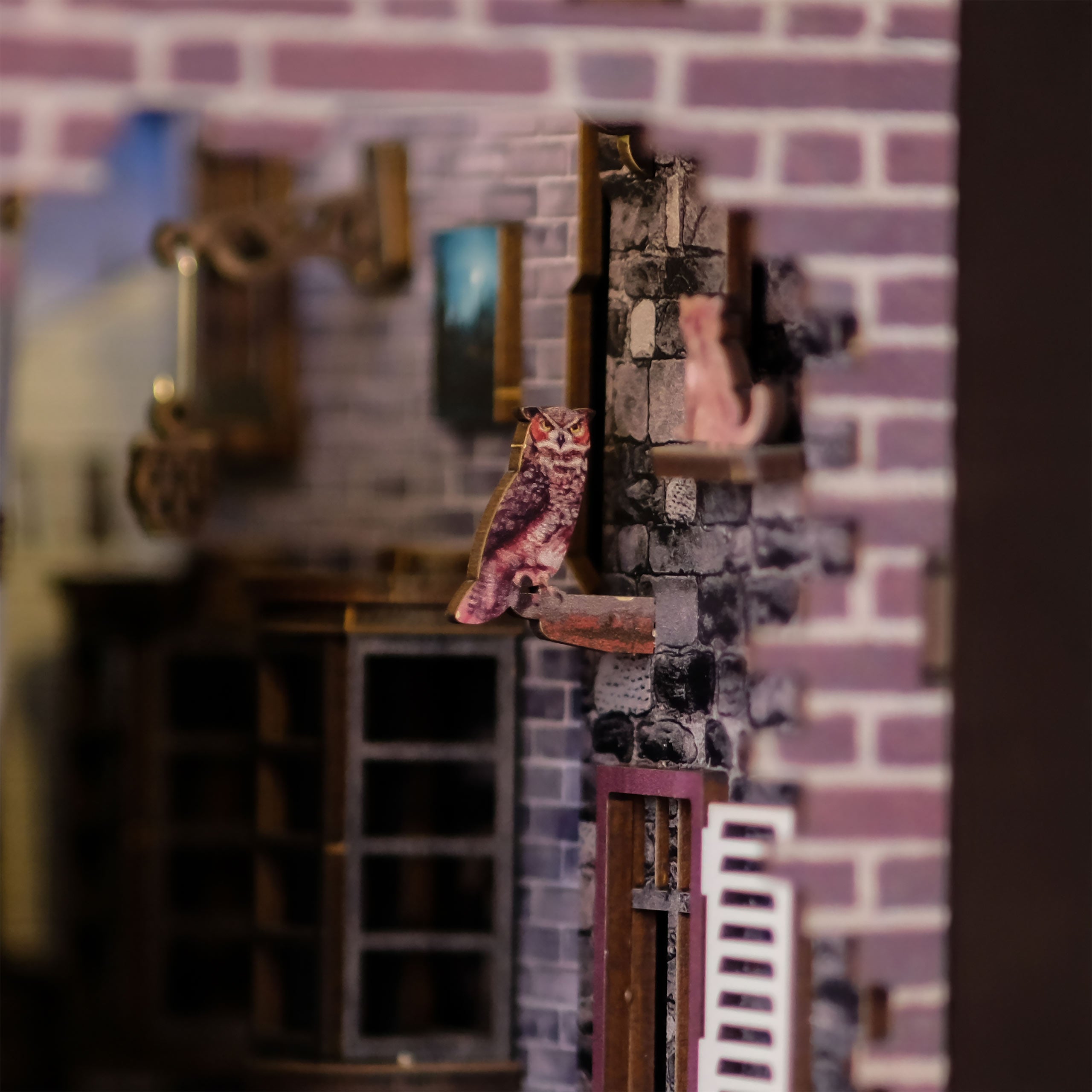 Produktbild Harry Potter - Winkelgasse Book Nook Modell Bausatz Holz