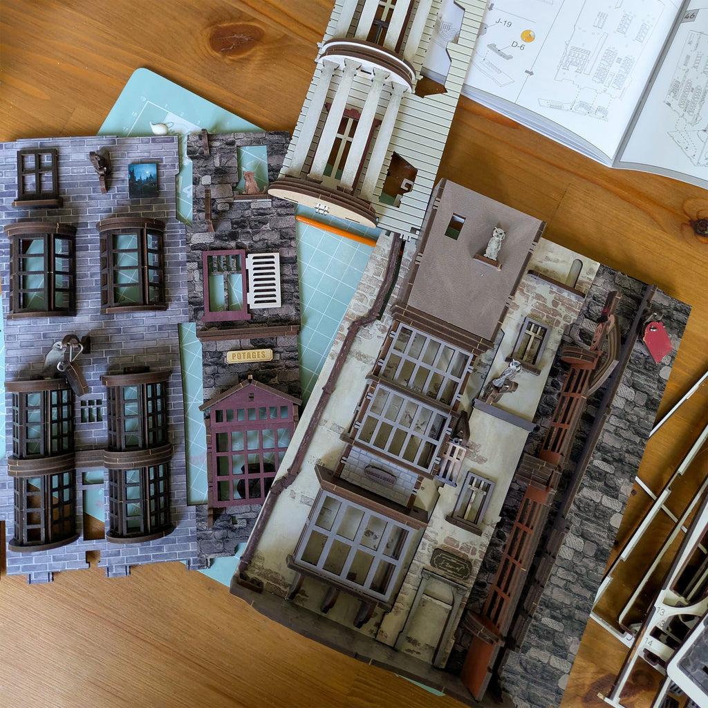 Product image Harry Potter - Diagon Alley Book Nook Model Kit Wood