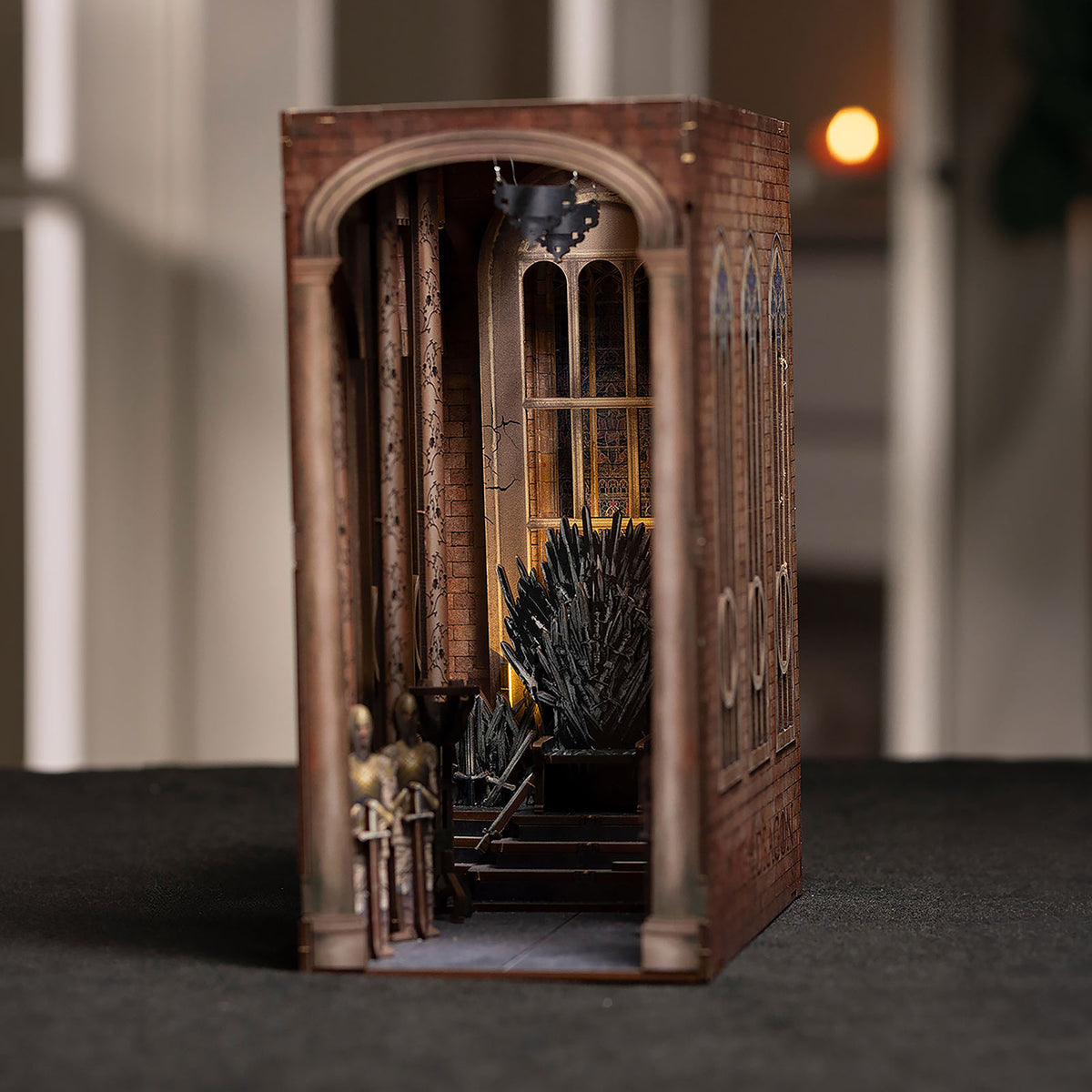 Produktbild Game of Thrones - Eiserner Thron Book Nook Modell Bausatz Holz