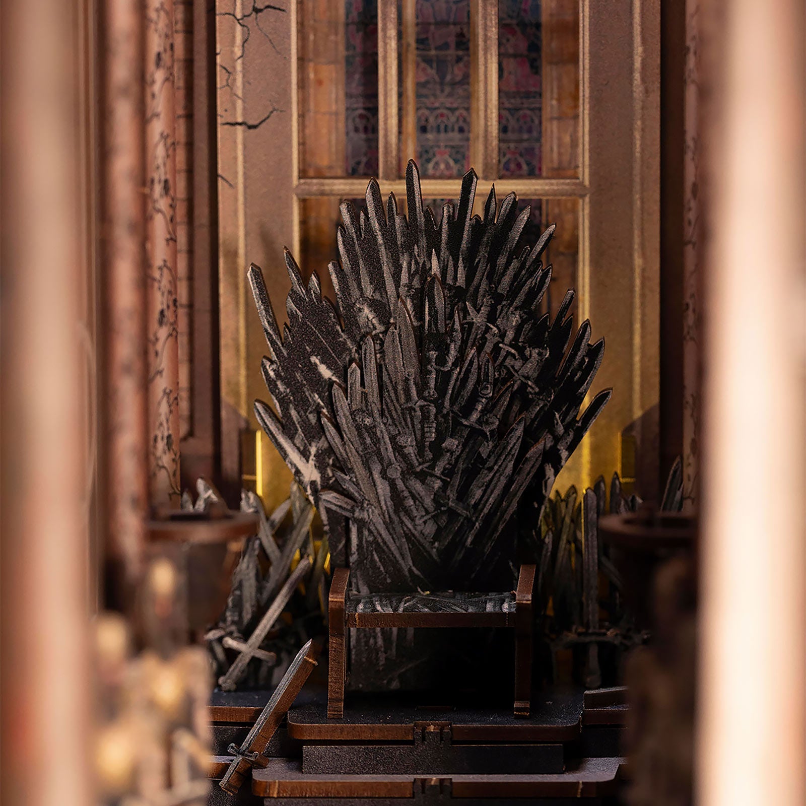 Produktbild Game of Thrones - Eiserner Thron Book Nook Modell Bausatz Holz