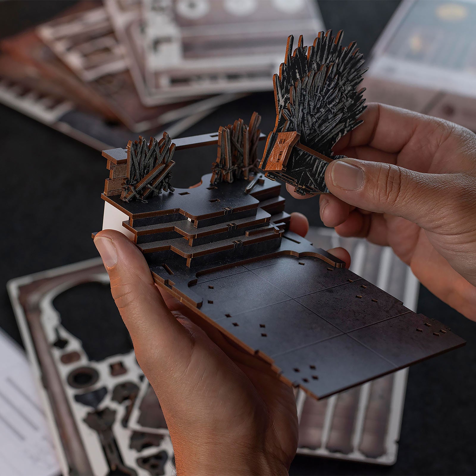 Produktbild Game of Thrones - Eiserner Thron Book Nook Modell Bausatz Holz